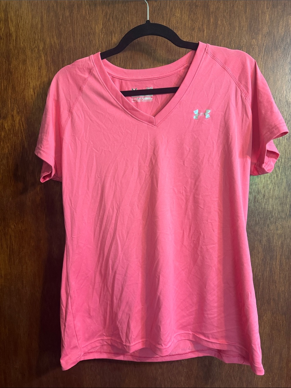 Under Armour Heat Gear - Women’s semi fitted V-neck tee Hot Pink